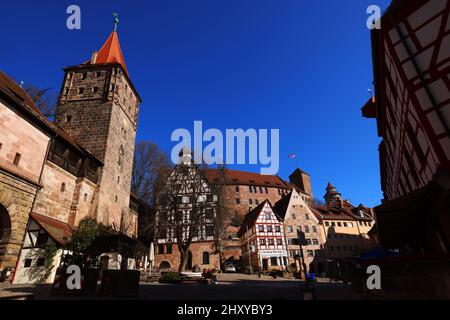 Nürnberg Architektur mit Museum Dürer Haus und Cafe oder Biergarten in der Innenstadt oder Altstadt von Nürnberg Franken, Bayern Banque D'Images