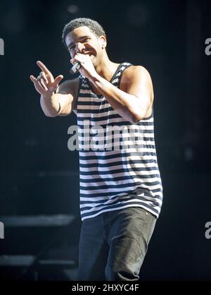 Drake se produit en direct lors de la visite du Club Paradise en 2012 au Time Warner Cable Music Pavilion, à Raleigh Banque D'Images