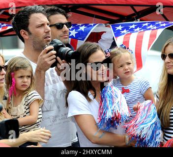 Ben Affleck, Jennifer Garner et la fille Seraphina Affleck vus pendant la Pacific Palisades 4th de juillet Parade en Californie, Etats-Unis. Banque D'Images