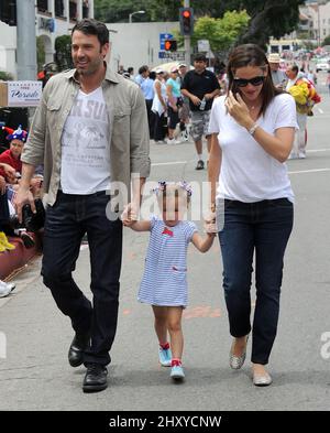 Ben Affleck, Jennifer Garner et la fille Seraphina Affleck vus pendant la Pacific Palisades 4th de juillet Parade en Californie, Etats-Unis. Banque D'Images
