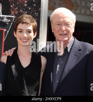 Anne Hathaway et Michael Caine assistaient à la cérémonie de main et d'empreinte de Christopher Nolan au Grauman's Chinese Theatre de Los Angeles, aux États-Unis. Banque D'Images