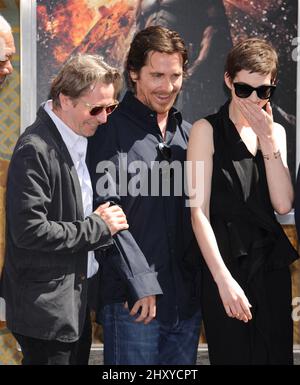 Gary Oldman, Christian Bale et Anne Hathaway assistent à la cérémonie de main et d'empreinte de Christopher Nolan au Grauman's Chinese Theatre de Los Angeles, aux États-Unis. Banque D'Images