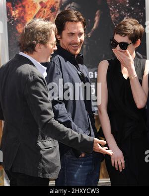 Gary Oldman, Christian Bale et Anne Hathaway participant à la cérémonie Christopher Nolan Hand and Footprint qui s'est tenue au théâtre chinois de Grauman Banque D'Images