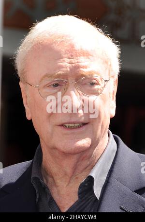 Sir Michael Caine assistait à la cérémonie de main et d'empreinte Christopher Nolan au théâtre chinois de Grauman Banque D'Images