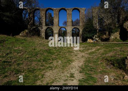 Le bâtiment en ruines avec des arches à Canale monterano, Bracciano, Lazio, Italie Banque D'Images