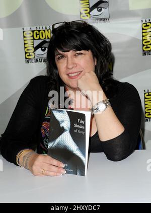 E. L. James, auteur de 50 Shades of Grey, assiste au premier jour de Comic con 2012 tenu au Bayfront Hilton, San Diego, le 12 juillet 2012. Banque D'Images