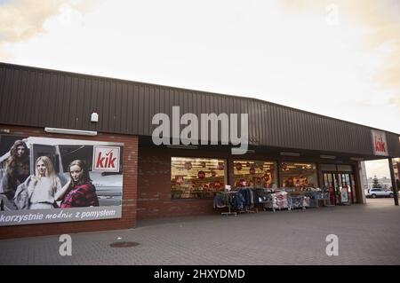Entrée du magasin Kik avec des marchandises entreposées devant vous dans le quartier de Stare Zegrze Banque D'Images