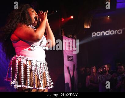 Gros plan sur Lizzo qui se présente à Lane Bryant et présente ImNoAngel à New York Banque D'Images