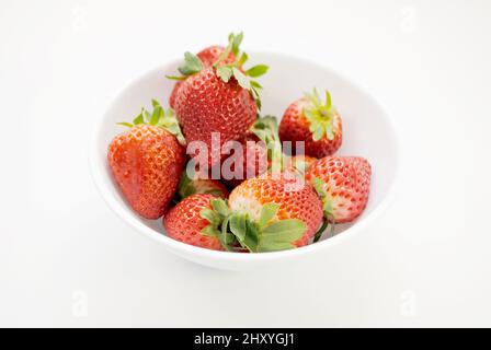 Fraises fraîches de culture biologique dans un bol blanc Banque D'Images