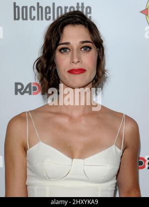 Lizzy Caplan assiste à la première 'Bachelorette' de Los Angeles qui s'est tenue au ArcLight Theatre, à Hollywood. Banque D'Images