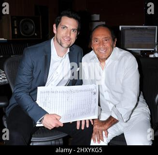 Chris Mann de The Voice et le crooner légendaire Paul Anka travaillant sur le succès classique « My Way » dans les studios d'enregistrement de Conway Banque D'Images