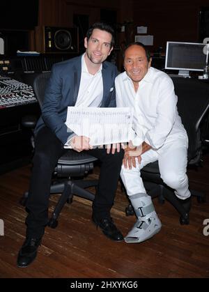 Chris Mann de The Voice et le crooner légendaire Paul Anka travaillant sur le succès classique « My Way » dans les studios d'enregistrement de Conway Banque D'Images