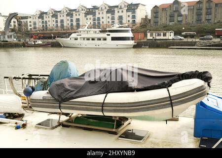 Mars 2022 - lancement d'un appel d'offres Small RIP à l'arrière d'un yacht dans le port de Bristol, hélicoptère sur yacht en arrière-plan, Bristol, Angleterre, Royaume-Uni. Banque D'Images