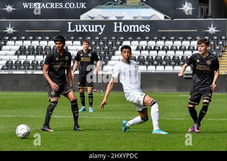 Swansea, pays de Galles. 14 mars 2022. Action lors du match de la Professional Development League entre Swansea City moins de 23s ans et Queens Park Rangers moins de 23s ans au stade Swansea.com à Swansea, pays de Galles, Royaume-Uni, le 14 mars 2022. Crédit : Duncan Thomas/Majestic Media. Credit: Majestic Media Ltd/Alay Live News Banque D'Images