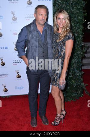 Kevin Costner, Christine Baumgartner lors de la réception des nominés des artistes-interprètes Primetime Emmy Awards 64th. Tenue à Spectra au Pacific Design Center, Californie Banque D'Images