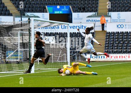 Swansea, pays de Galles. 14 mars 2022. Action lors du match de la Professional Development League entre Swansea City moins de 23s ans et Queens Park Rangers moins de 23s ans au stade Swansea.com à Swansea, pays de Galles, Royaume-Uni, le 14 mars 2022. Crédit : Duncan Thomas/Majestic Media. Credit: Majestic Media Ltd/Alay Live News Banque D'Images