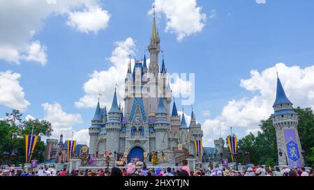 Orlando, FL USA - 11 mai 2019 : personnes marchant vers le château de Cendrillon à Walt Disney World Magic Kingdom à Orlando, Floride. Banque D'Images