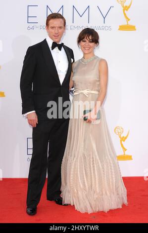 Damian Lewis et son épouse Helen McClory assistent aux Primetime Emmy Awards 64th qui se tiennent au Nokia Theatre, Los Angeles. Banque D'Images