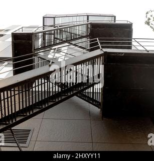 Angle bas d'un escalier sur le mur extérieur d'un bâtiment Banque D'Images