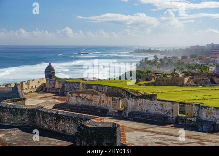 Vieux San Juan, Porto Rico, Etats-Unis: Vue sur une boîte de sentry et l'océan Atlantique depuis le sommet du fort San Cristobal, également connu sous le nom de Castillo San Cristobal. Banque D'Images