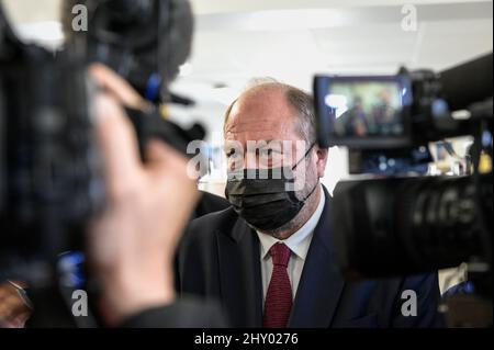 AIX en Provence, France. 14th mars 2022. Eric Dupond-Moretti est vu répondre aux médias après la visite. Roselyne Bachelot (ministre de la Culture) et Eric Dupond-Moretti (ministre de la Justice) se sont rendus au centre pénitentiaire d'Aix-Luynes afin de conclure un accord de développement Culture/Justice. Ils ont également annoncé la création d'un prix littéraire le "Goncourt des prisonniers" sous l'égide de l'écrivain et secrétaire de l'académie Goncourt, Philippe Claudel. Crédit : SOPA Images Limited/Alamy Live News Banque D'Images