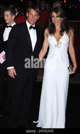 Elizabeth Hurley et Shane Warne participant à la fête d'anniversaire de David Fuller de 50th qui s'est tenue au théâtre de Belasco à Los Angeles, aux États-Unis. Banque D'Images