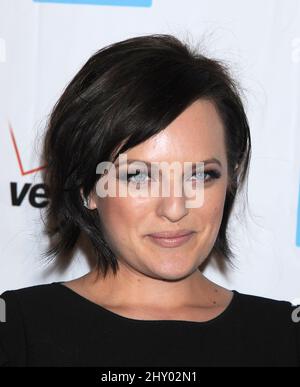 Elisabeth Moss assistera aux Prix humanitaires annuels de la paix sur la violence 41st, à l'hôtel Beverly Hills en Californie. Banque D'Images