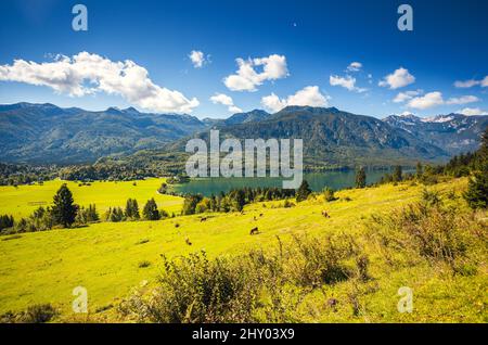 Panorama fantastique sur le parc national Triglav, situé dans la vallée de Bohinj des Alpes Juliennes. Ciel illuminé par la lumière du soleil. Scène inhabituelle dramatique. SLO Banque D'Images