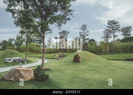 Jardin paisible avec une pelouse fraîchement moussée. Paysage, parc. Banque D'Images