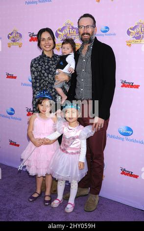 Jason Lee, Ceren Alkac, Casper Lee et Sonny Lee ont assisté à la première et au lancement de Story Book de « Sofia the First: Once Once a Princess », qui se sont déroulés aux studios Walt Disney de Los Angeles, aux États-Unis. Banque D'Images