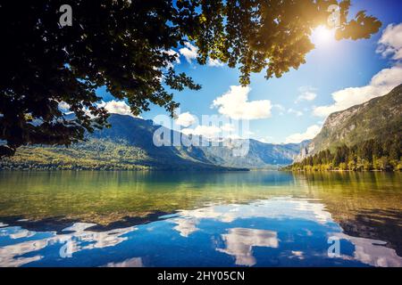 Fantastique lac de montagne dans le parc national de Triglav. Situé dans la vallée de Bohinj des Alpes Juliennes. Scène inhabituelle dramatique. Slovénie, Europe. La beauté Banque D'Images