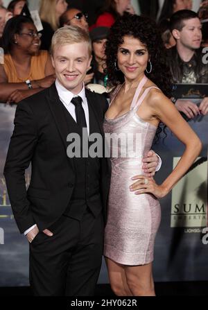 Noel Fisher & Date participant à la première de « The Twilight Saga: Breaking Dawn-part 2 » au Nokia Theatre de Los Angeles. Banque D'Images