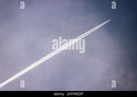 Long sentier blanc à gauche d'un avion Banque D'Images