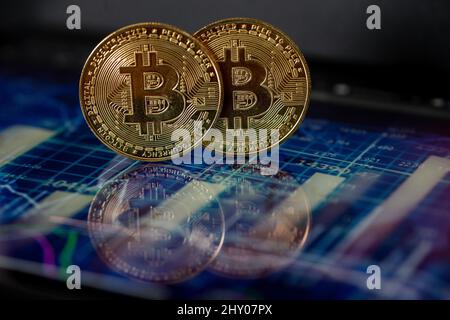 Sao Paulo, Sao Paulo, Brésil. 13th mars 2022. La crypto-monnaie Bitcoin d'or sur l'arrière-plan du diagramme. (Image de crédit : © Paulo Lopes/ZUMA Press Wire) Banque D'Images