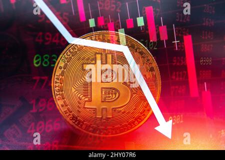 Sao Paulo, Sao Paulo, Brésil. 11th mars 2022. Photo à double exposition montrant une pièce de monnaie en Bitcoin dorée avec un graphique de données. (Image de crédit : © Paulo Lopes/ZUMA Press Wire) Banque D'Images