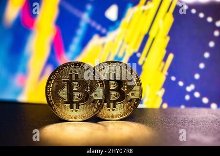 Sao Paulo, Sao Paulo, Brésil. 13th mars 2022. La crypto-monnaie Bitcoin d'or sur l'arrière-plan du diagramme. (Image de crédit : © Paulo Lopes/ZUMA Press Wire) Banque D'Images