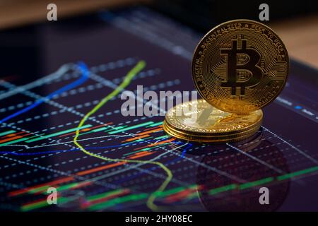 Sao Paulo, Sao Paulo, Brésil. 9th mars 2022. La crypto-monnaie Bitcoin d'or sur l'arrière-plan du diagramme. (Image de crédit : © Paulo Lopes/ZUMA Press Wire) Banque D'Images