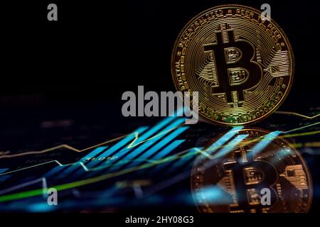 Sao Paulo, Sao Paulo, Brésil. 10th mars 2022. La crypto-monnaie Bitcoin d'or sur l'arrière-plan du diagramme. (Image de crédit : © Paulo Lopes/ZUMA Press Wire) Banque D'Images