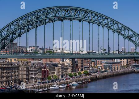 Vue rapprochée du pont Tyne avec les bâtiments de la ville le long de la rivière Tyne à Newcastle, en Angleterre Banque D'Images