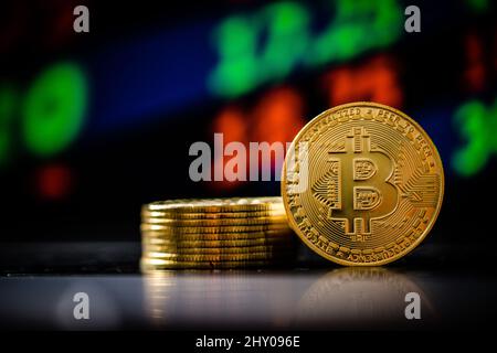 Sao Paulo, Sao Paulo, Brésil. 11th mars 2022. La crypto-monnaie Bitcoin d'or sur l'arrière-plan du diagramme. (Image de crédit : © Paulo Lopes/ZUMA Press Wire) Banque D'Images