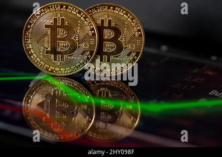 Sao Paulo, Sao Paulo, Brésil. 13th mars 2022. La crypto-monnaie Bitcoin d'or sur l'arrière-plan du diagramme. (Image de crédit : © Paulo Lopes/ZUMA Press Wire) Banque D'Images