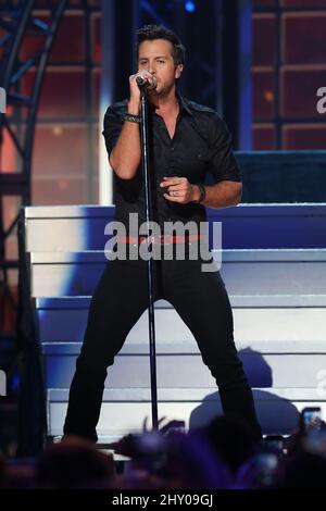 Luke Bryan sur scène pendant le concert des NOMINATIONS GRAMMY Live!! - Compte à rebours de la plus grande nuit de musique' tenue à la Bridgestone Arena à Nashville, Etats-Unis. Banque D'Images