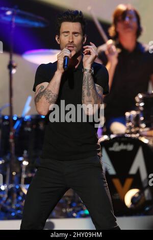 Adam Levine de Maroon 5 sur scène pendant le concert des nominations GRAMMY Live!! - Compte à rebours de la plus grande nuit de musique' tenue à la Bridgestone Arena à Nashville, Etats-Unis. Banque D'Images