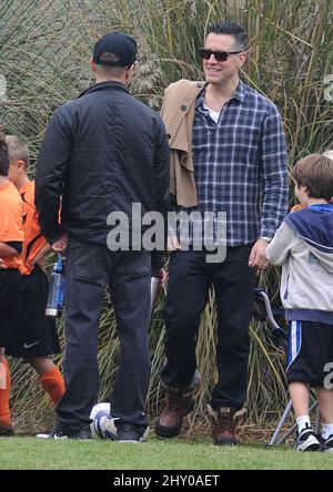 Ryan Phillippe salue Jim Toth (à droite) après avoir regardé son fils Deacons Soccer Game Banque D'Images