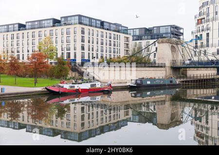 Bath, Royaume-Uni - 2 novembre 2017 : bateaux amarrés sur la côte de la rivière Avon. Les gens ordinaires marchent dans la rue Banque D'Images