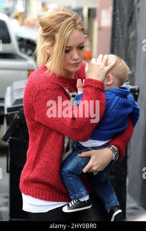 Hilary Duff et son fils Luca ont vu en Californie. Banque D'Images