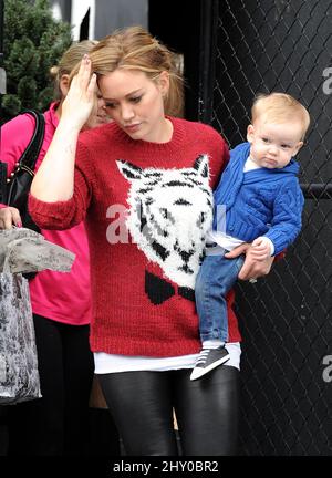 Hilary Duff et son fils Luca ont vu en Californie. Banque D'Images