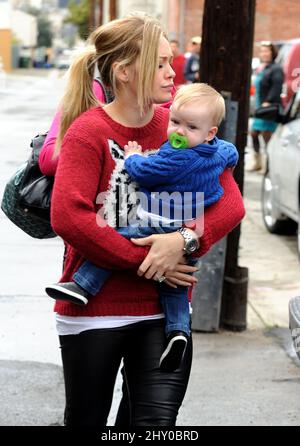 Hilary Duff et son fils Luca ont vu en Californie. Banque D'Images