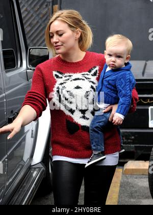 Hilary Duff et son fils Luca ont vu en Californie. Banque D'Images