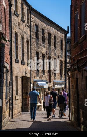 Vue sur la rue avec architecture historique traditionnelle dans la vieille ville d'Alnwick, Angleterre Banque D'Images